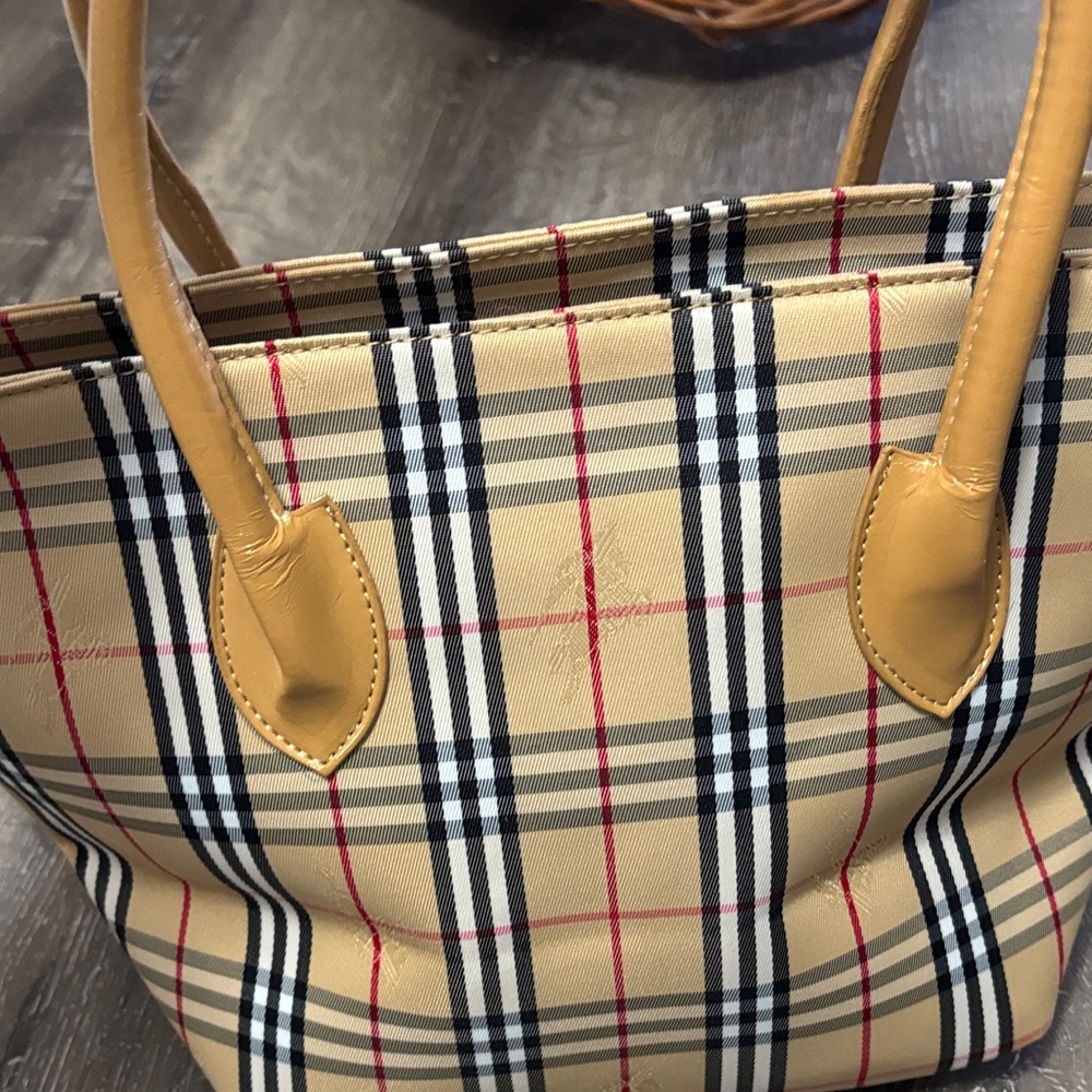 🔥Sold 🔥Burberry Beige and Black Checkered Tote - Picture 5 of 16
